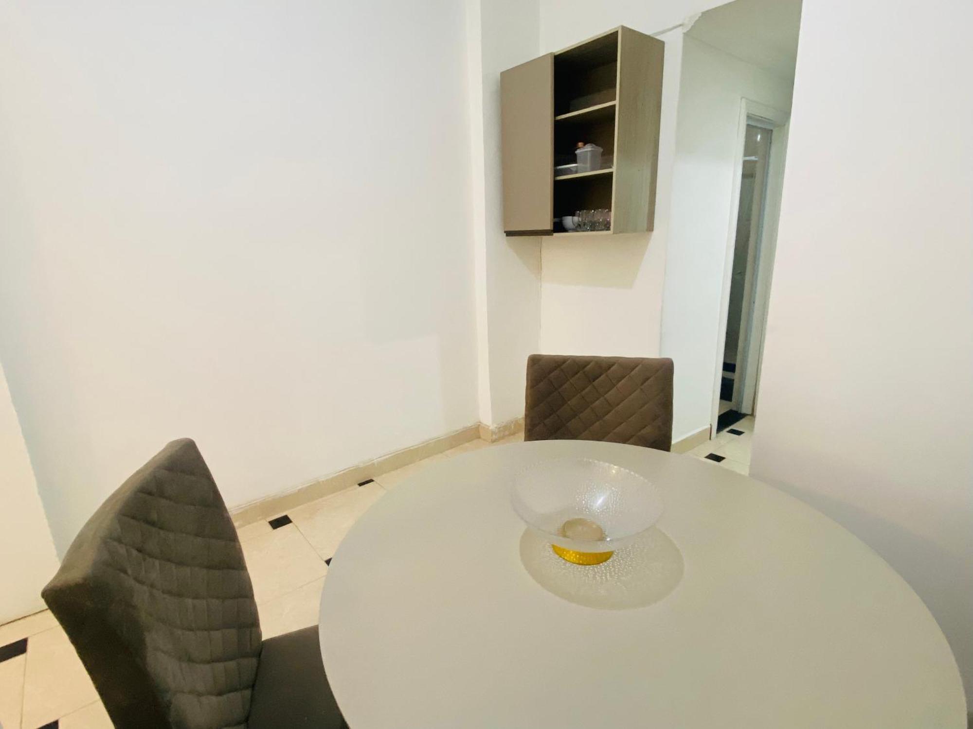 Completo Na Quadra Da Em Copacabana, 2 Camas , Ar Condicionado, Tv Netflix, Wifi 300mb, Pauloangerami Pj160 * Rio de Janeiro