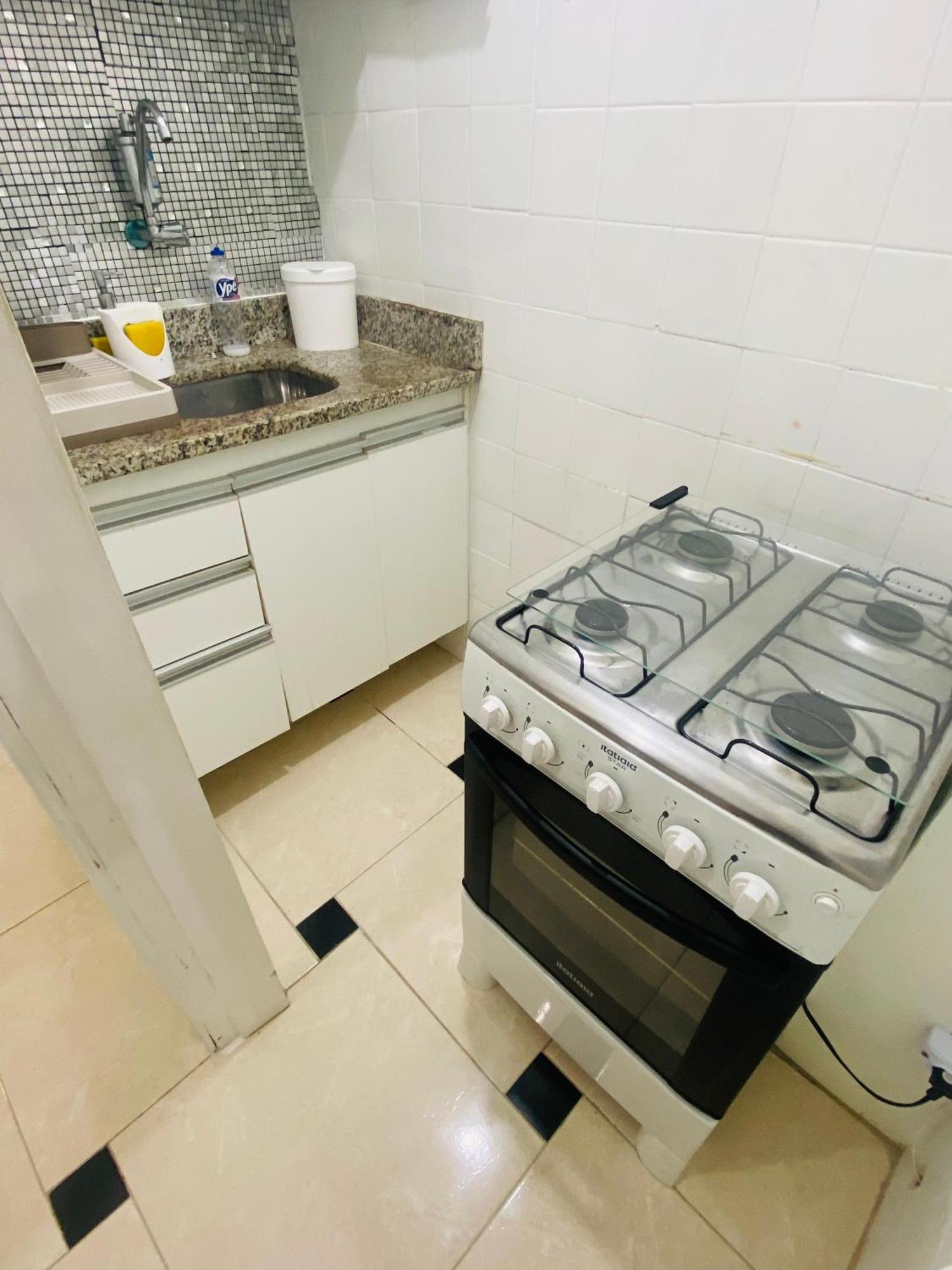 Completo Na Quadra Da Em Copacabana, 2 Camas , Ar Condicionado, Tv Netflix, Wifi 300mb, Pauloangerami Pj160